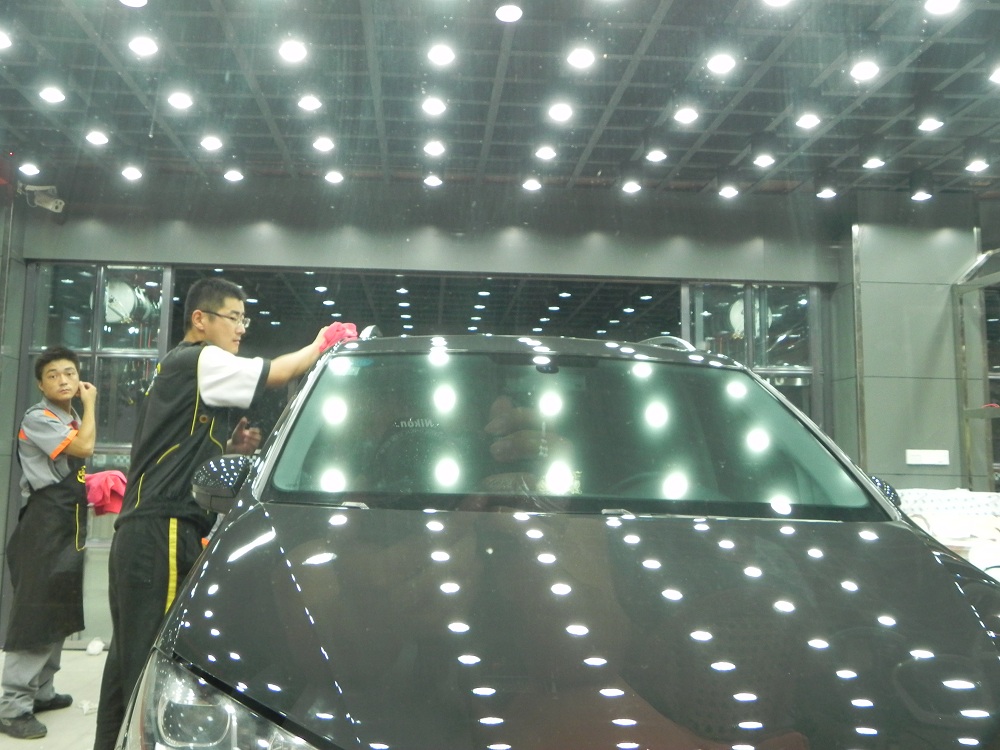 河南鄭州中牟豪爵養(yǎng)車堂-協(xié)助做玻璃纖維鍍膜.JPG